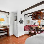With Moorish Charm And Panoramic Ocean Views 别墅