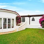 With Moorish Charm And Panoramic Ocean Views 别墅