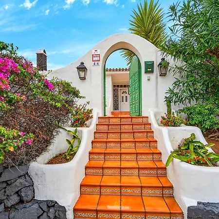 With Moorish Charm And Panoramic Ocean Views 别墅