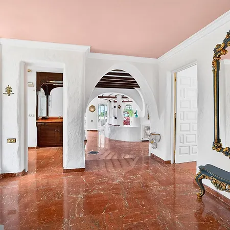 With Moorish Charm And Panoramic Ocean Views 别墅